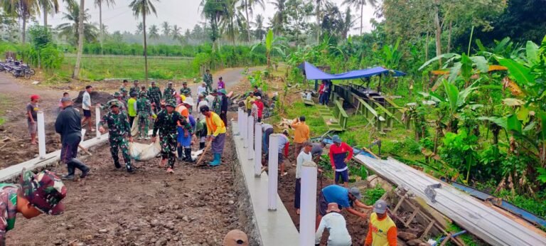 Babinsa Posramil 0825/24 Siliragung Sertu Bambang Pimpin Langsung Aksi Gotong Royong Demi Percepatan Pembangunan Jembatan TMMD Ke 125 Di Desa Kesilir.