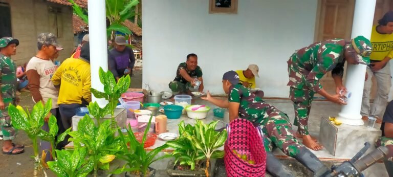 Kebersamaan Satgas TMMD dan Warga dalam Suasana Makan Bersama di Desa Seneporejo