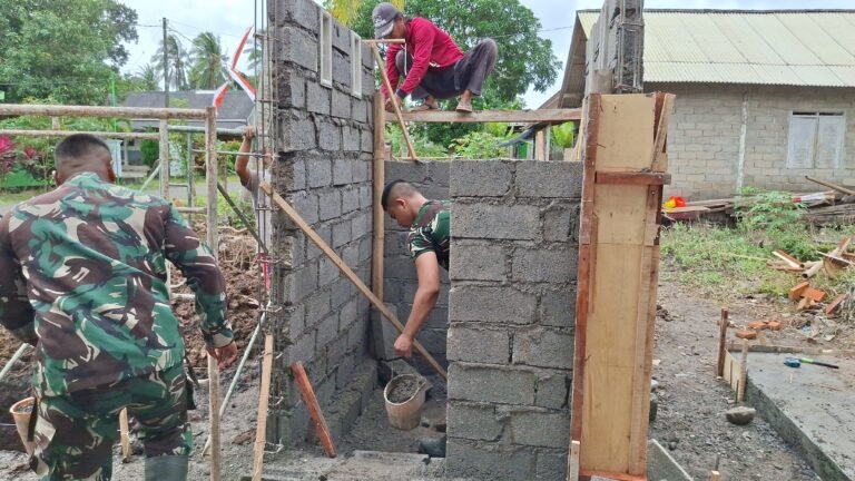 Aduk Semen, Angkut Ember, TNI dan Warga Kompak Bangun MCK Demi Hidup Lebih Sehat