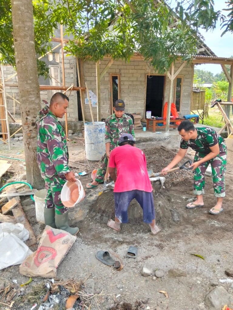 Sertu Bambang Darmawan Babinsa Ds. Kesilir Bersama Anggota Melaksanakan Kerja Bakti Bersama Warga Membangun Rumah Warga dalam Program TMMD, Bertempat di Rumah Ibu Umiyati