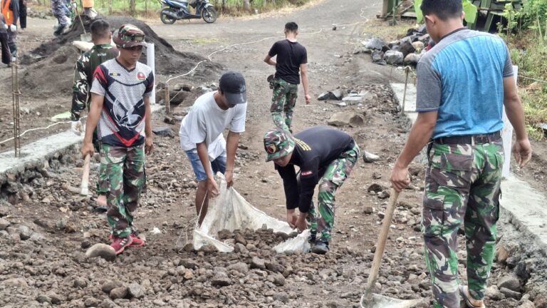 Berat Sama Dipikul, Ringan Sama Dijinjing — TMMD 125 Kodim 0825/Banyuwangi Angkut Material dengan Semangat Rakyat