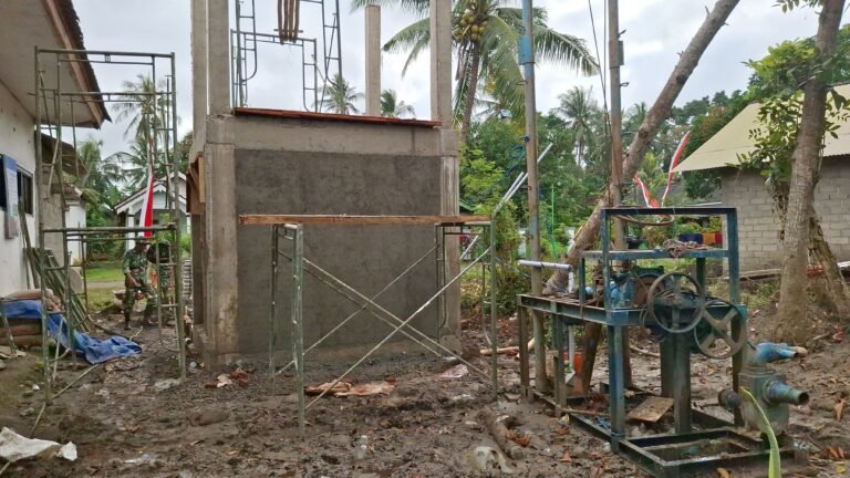 Gotong Royong di Siliragung: Babinsa dan Satgas TMMD Percepat Pengeboran Sumur untuk Warga
