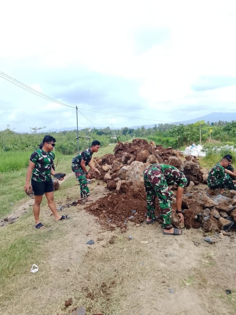 Awali Hari dengan Doa, TNI dan Warga Banyuwangi Wujudkan TMMD yang Produktif