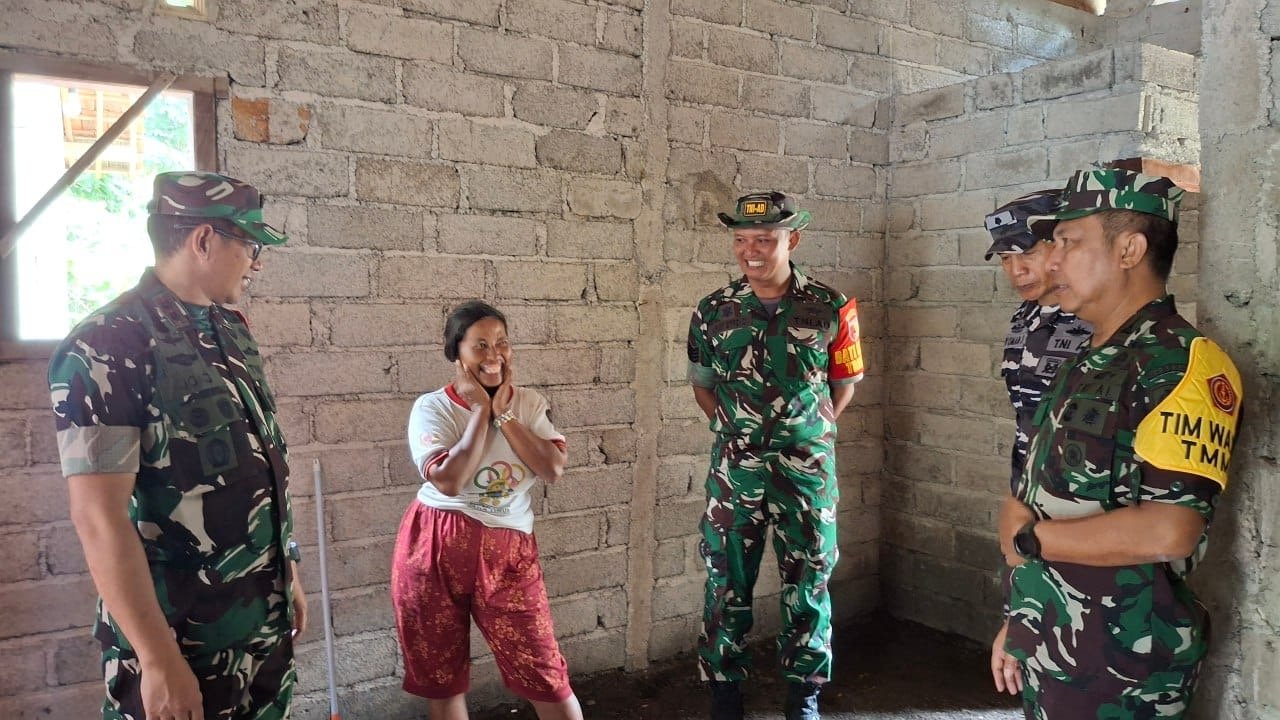 Tim Wasev TMMD Tinjau Pembangunan Rumah Ibu Umiyati, Warga Kesilir Tersenyum Bahagia