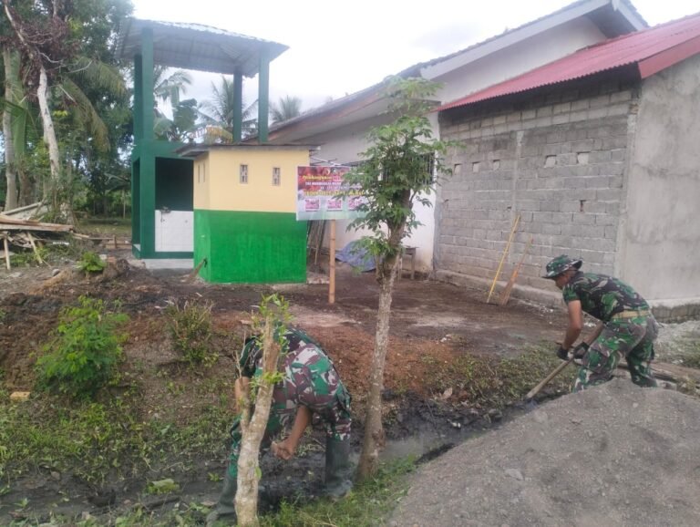Anggota Satgas TMMD Lakukan Pembersihan di Sekitar Sumur Bor dan MCK