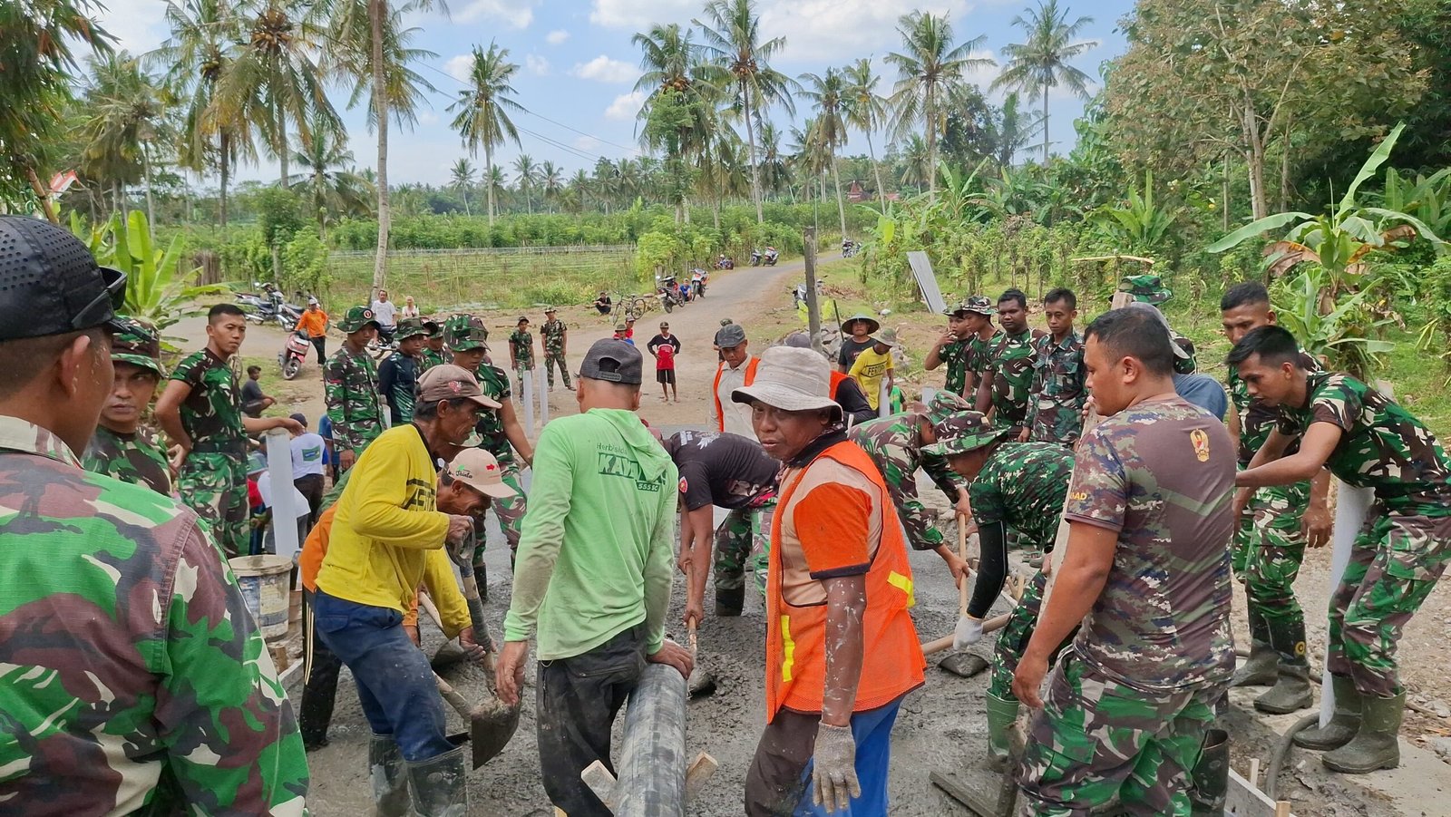 Satgas TMMD 125 Kodim Banyuwangi Laksanakan Pengecoran Jembatan Penghubung Desa di Siliragung