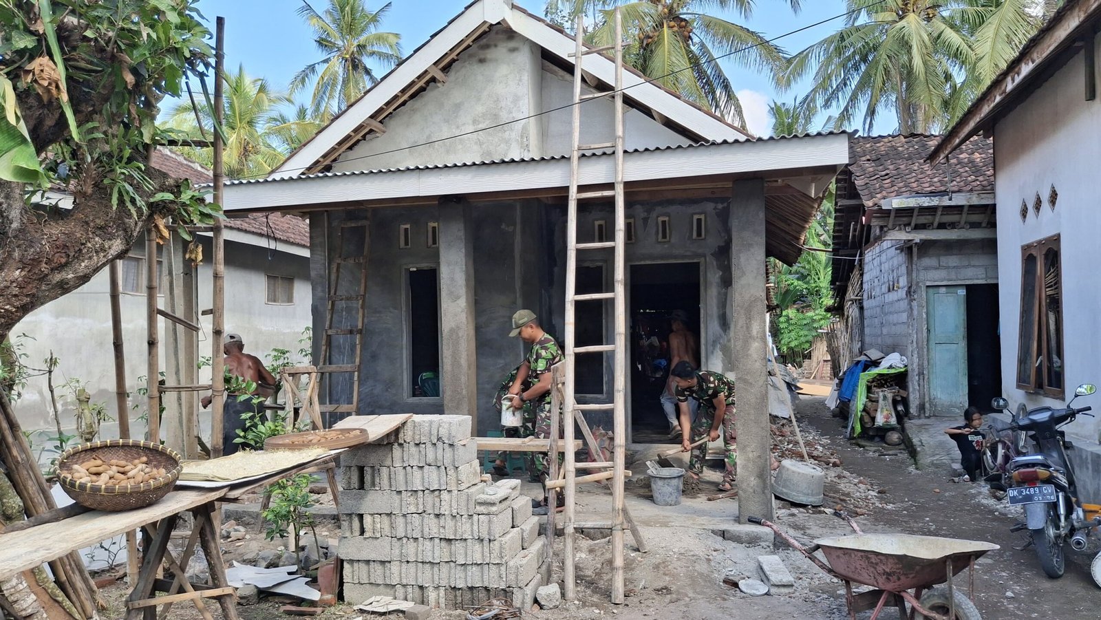 Satgas TMMD 125 Kodim 0825/Banyuwangi Bangun Rumah Ibu Sulami di Siliragung