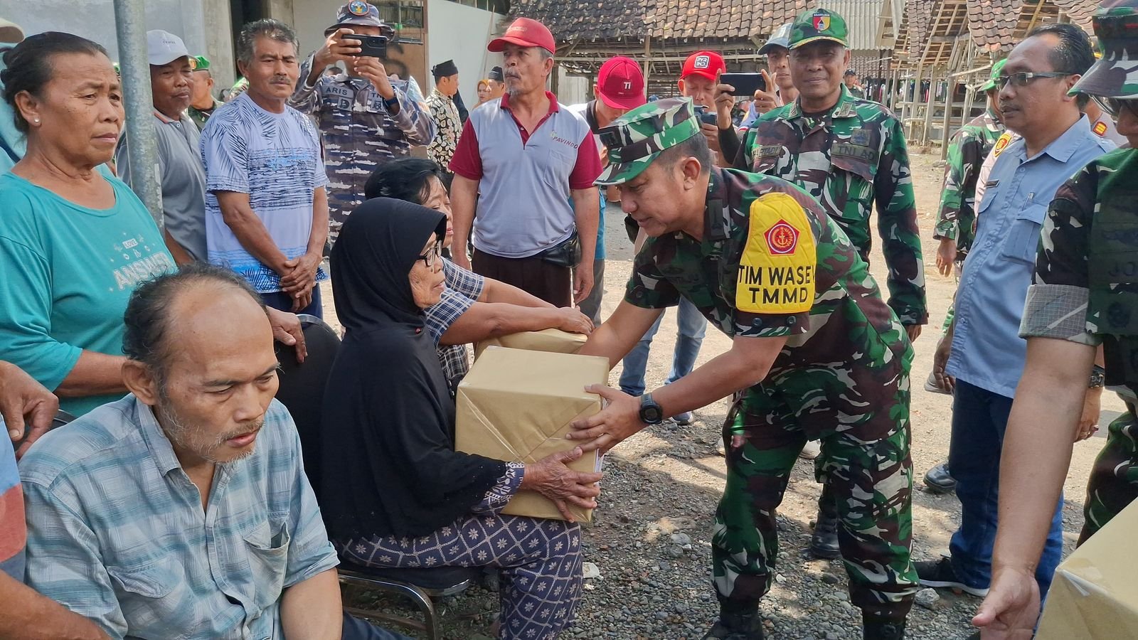 Tim Wasev TMMD ke-125 Gelar Bakti Sosial di Kecamatan Siliragung