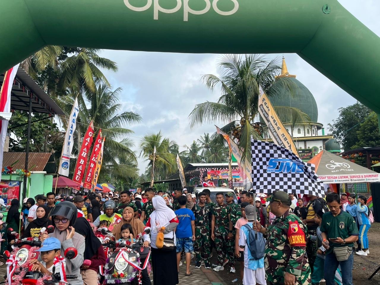 Satgas TMMD Semarakkan Jalan Sehat di Ponpes Darul Muttaqin