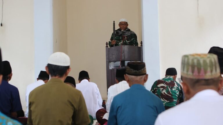 Dalam Rangka TMMD ke-125, Serka Suin Bintal Korem 083 Pimpin Sholat Jum’at di Masjid Riyadlussholihin