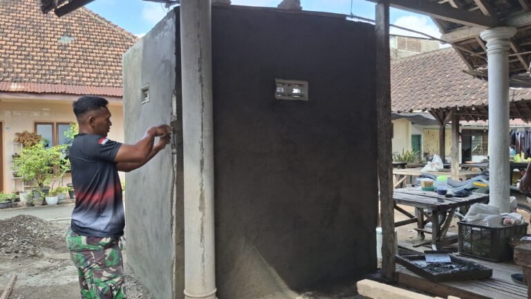 Wujudkan Sanitasi Layak, Satgas TMMD Ke-125 Kejar Target Penyelesaian MCK Di Desa Siliragung