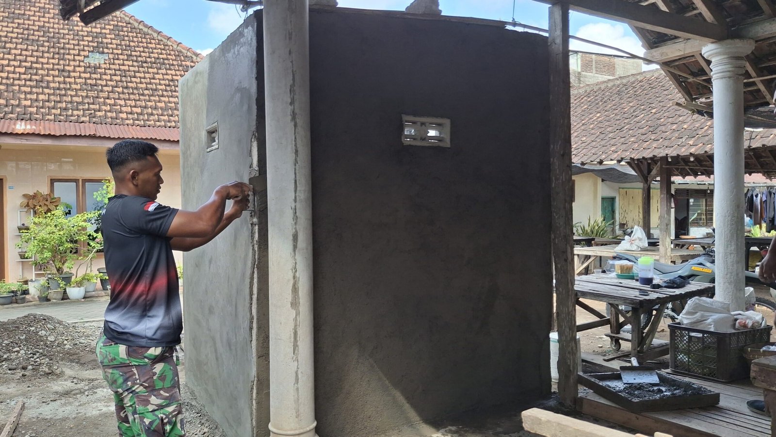 Wujudkan Sanitasi Layak, Satgas TMMD Ke-125 Kejar Target Penyelesaian MCK Di Desa Siliragung