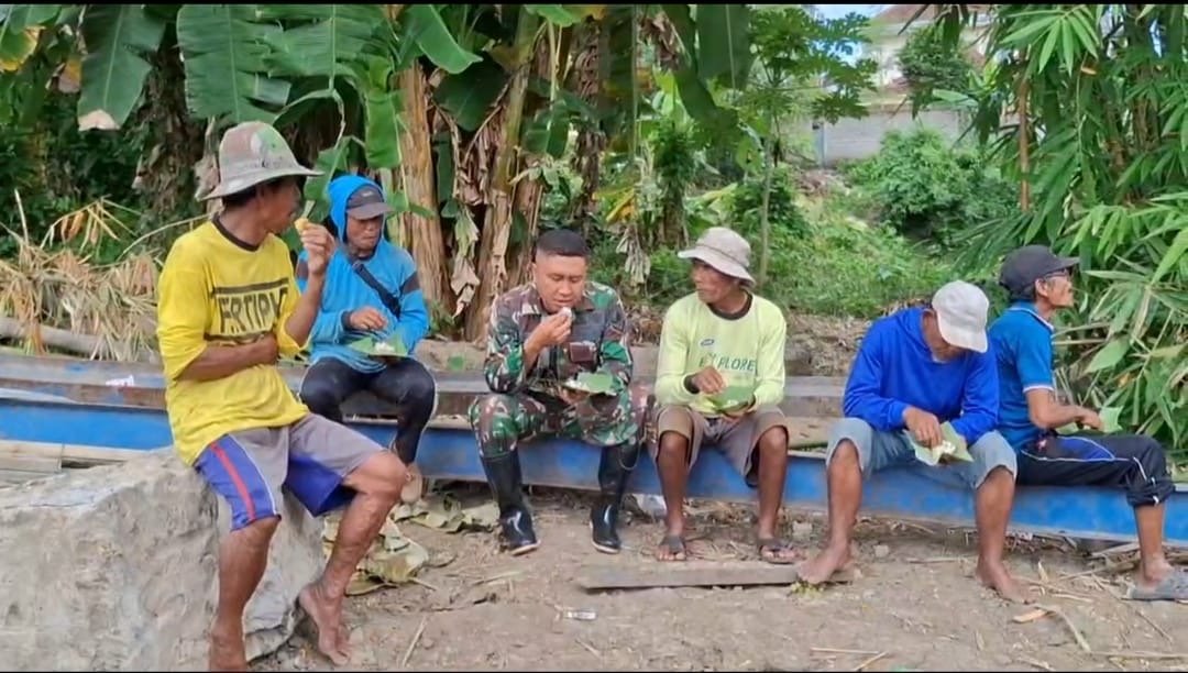 Satgas TMMD ke-125 Kodim 0825/Banyuwangi Humanis dengan Warga di Sela Istirahat