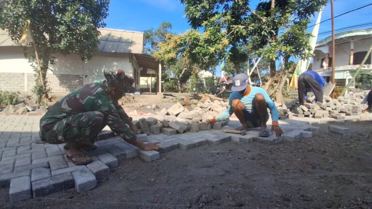Satgas TMMD 125 Lanjutkan Pengerjaan Paving Jalan Menuju Jembatan di Siliragung