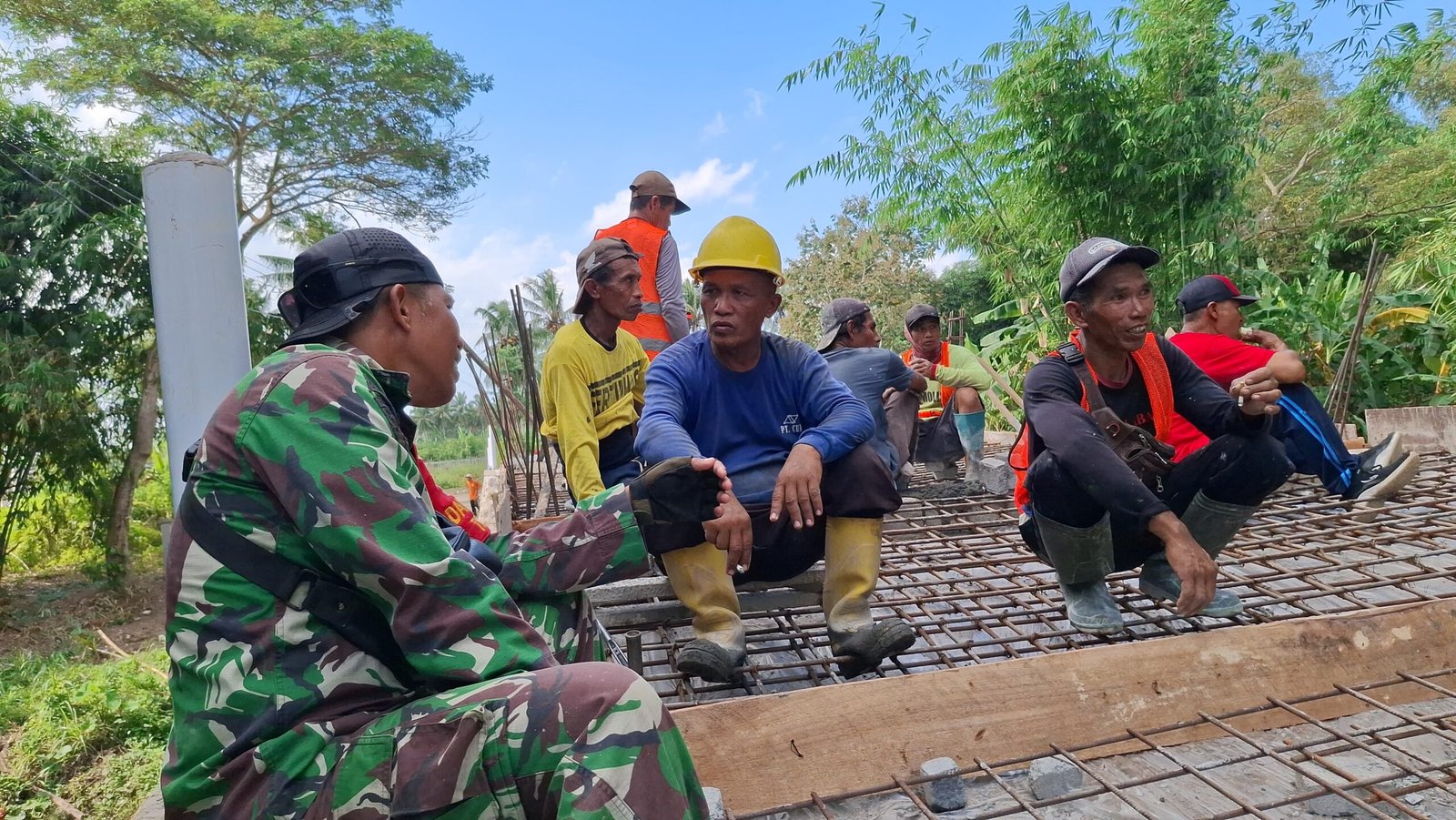 Keakraban Satgas TMMD ke-125 dan Warga di Tengah Pembangunan