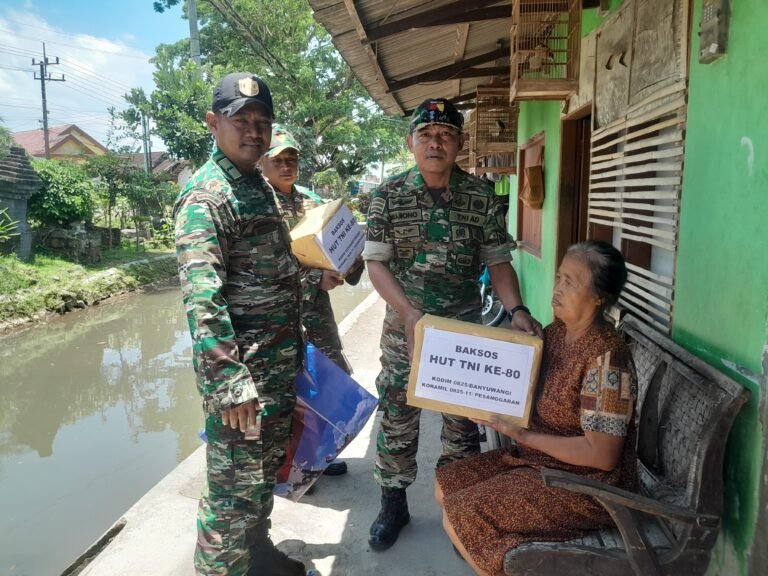 Memperingati HUT TNI Ke-80, Koramil 0825-11/Pesanggaran Gelar Bakti Sosial Bagikan Sembako
