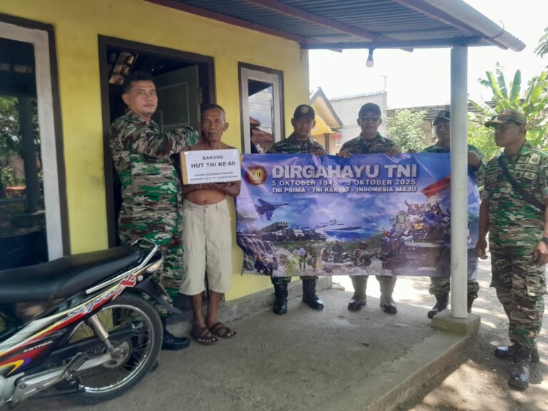 Memperingati HUT TNI Ke-80, Koramil 0825-11/Pesanggaran Gelar Bakti Sosial Bagikan Sembako