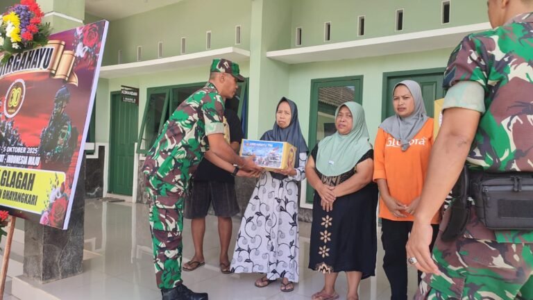 Danramil 0825-03/Glagah Bersama Anggota Bagikan Sembako untuk Warga Sekitar di HUT TNI ke-80