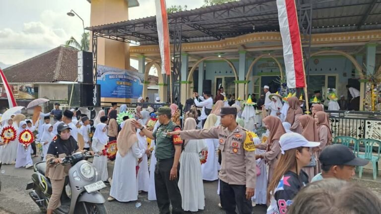 Harmoni Tiga Pilar: Babinsa dan Bhabinkamtibmas Hadiri Peringatan Maulid Nabi di Banyuwangi, Diikuti Langsung Bupati Via Zoom!