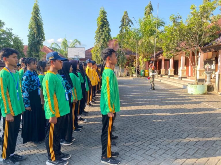 Babinsa Koramil 0825-11/Pesanggaran, Melatih PBB dalam rangka Latihan Dasar Kepemimpinan dan Manajemen Siswa (LDKMS) Tahun Pelajaran 2025/2026