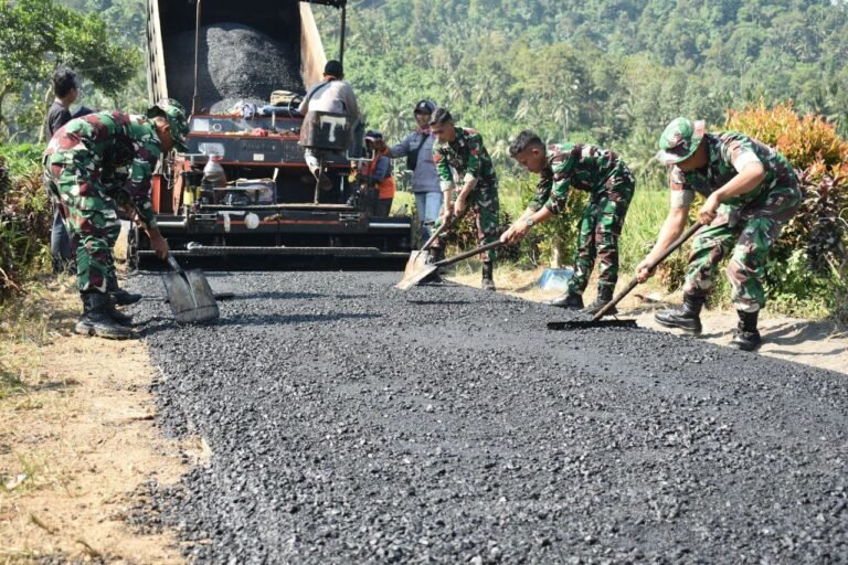 Satgas TMMD ke-126 Kodim 0818/Malang Batu Melaksanakan Pengaspalan Jalan di Dusun Sukomaju Dalam rangka mendukung percepatan pembangunan infrastruktur desa, anggota Satgas TNI Manunggal Membangun Desa (TMMD) ke-126 Kodim 0818/Malang Batu