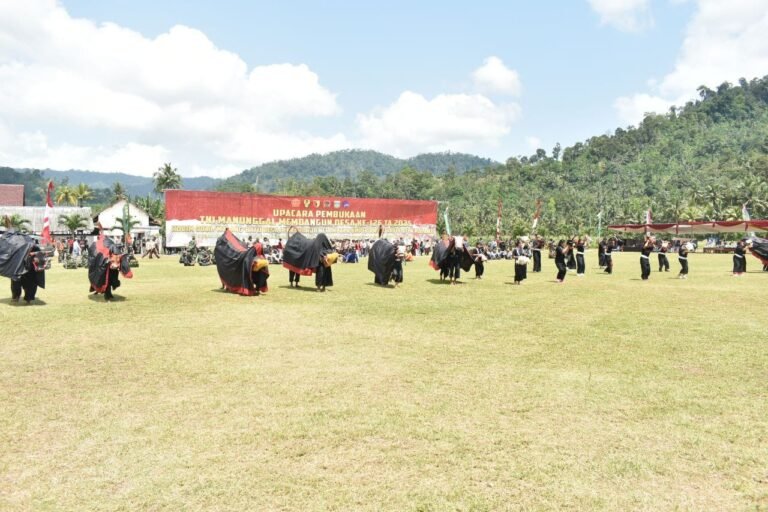 Kesenian Bantengan Meriahkan Pembukaan TMMD ke-126 di Lebakharjo