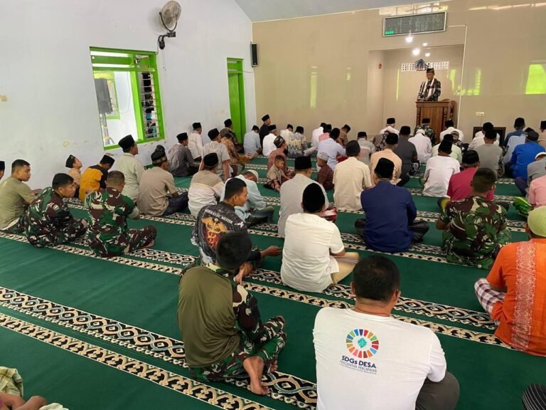 Pabintal Korem 083/Bdj Letda Inf Jaenuri memberikan khutbah Sholat Jumat di Masjid Al-Amin, Desa Lebakharjo, Kecamatan Ampelgading, Kabupaten Malang