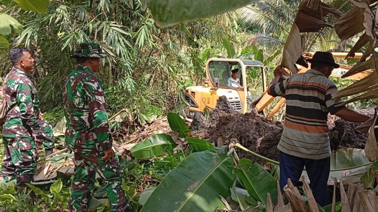 Proses pengerjaan normalisasi aliran sungai dari Bukit Antrokan sepanjang 1,3 kilometer