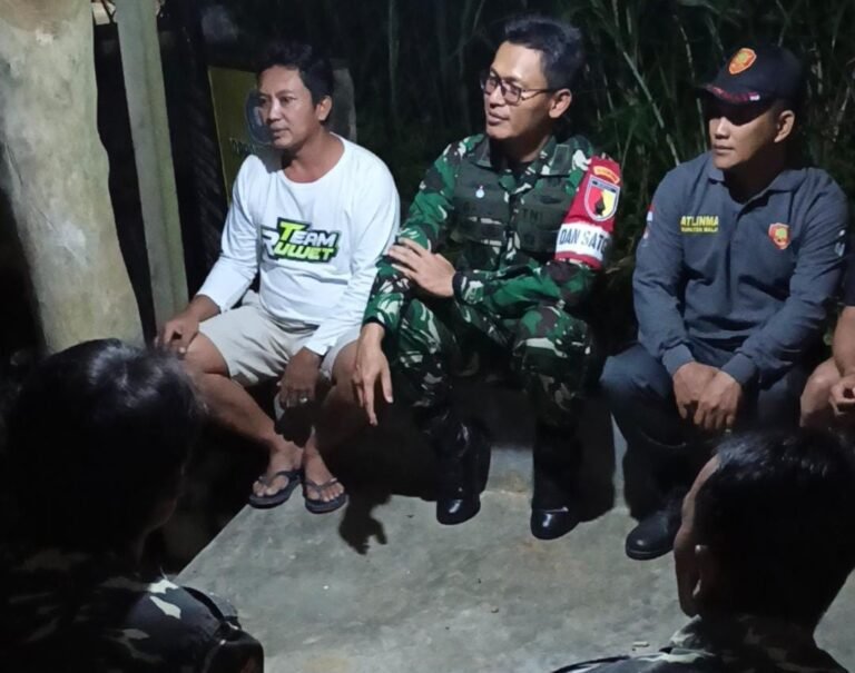 Suasana malam di Desa Lebakharjo, Kecamatan Ampelgading, Kabupaten Malang, Jawa Timur,
