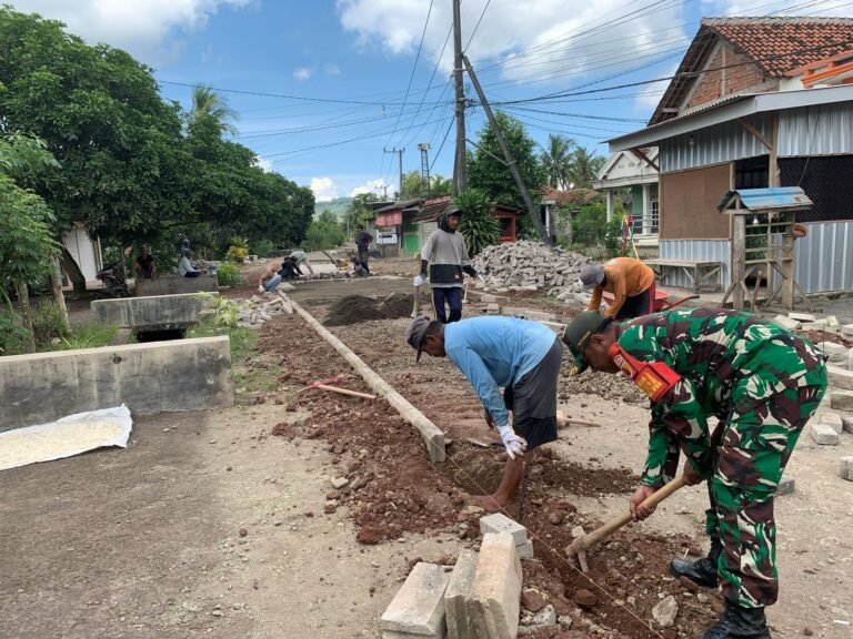 Babinsa Koramil 0825-11/Pesanggaran Gotong Royong Kerja Bakti Pavingisasi Jalan Desa Bersama Warga Masyarakat