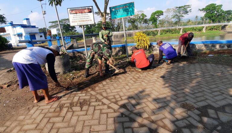 Anggota Posramil 0825/23 Tegalsari Laksanakan Kerja Bakti Dusun Blokagung Desa Karangdoro
