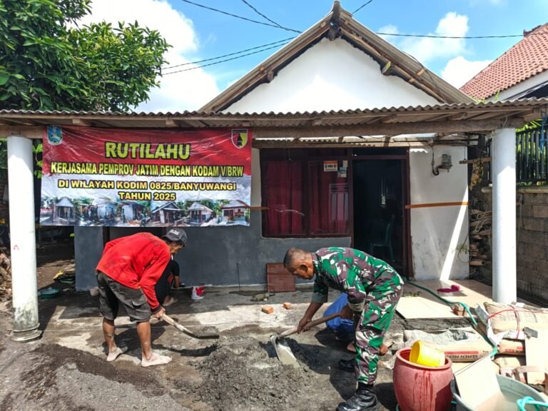BABINSA PURWOHARJO BERSAMA MASYARAKAT GOTONG ROYONG SELESAIKAN RENOVASI RUMAH WARGA TIDAK MAMPU MELALUI PROGRAM RUTILAHU