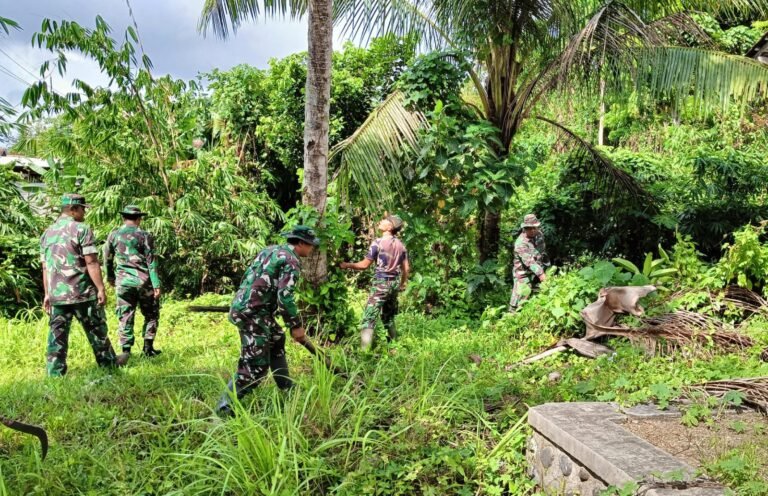Sinergi Anggota Koramil 0825/04 Genteng-Warga Terjalin Erat, Gotong Royong Ciptakan Desa Bersih