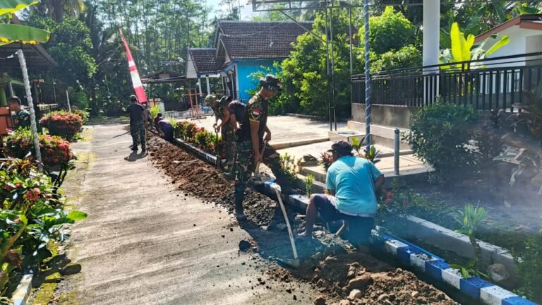 Anggota Satgas Yonarmed 1/AY/2/2 Kostrad “Gas Pol” Gali Pipanisasi Air Bersih di Lebakharjo ​Akselerasi pembangunan sarana dasar masyarakat terus digencarkan dalam program TNI Manunggal Membangun Desa (TMMD) ke-126 Kodim 0818/Malang-Batu