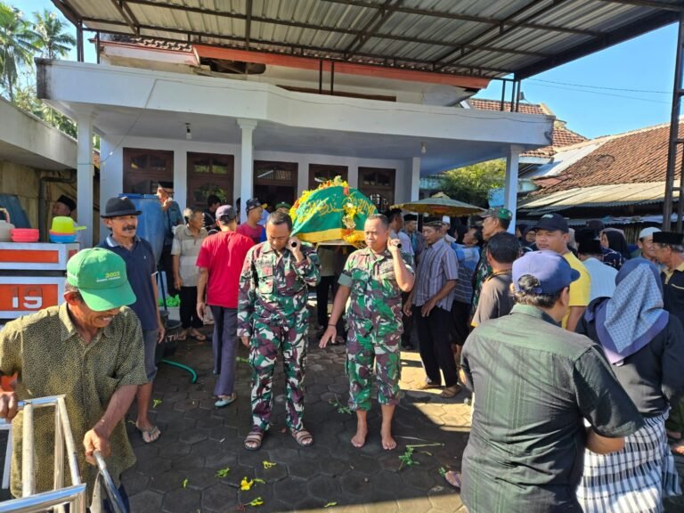 Satgas TNI Manunggal Membangun Desa (TMMD) ke-126 Kodim 0818/Malang-Batu menunjukkan kepedulian sosial yang tinggi dengan menghadiri takziah salah satu warga yang meninggal dunia di Dusun Krajan 1B Desa Lebakharjo