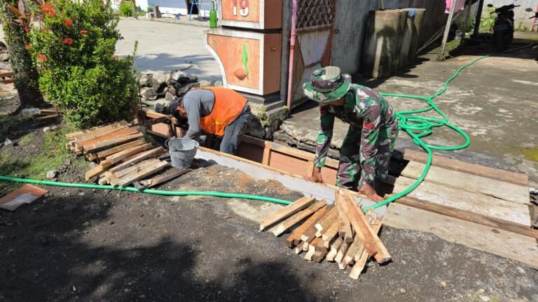 Semangat TNI Manunggal Membangun Desa (TMMD) ke-126 Kodim 0818/Malang-Batu terus berkobar di Dusun Krajan, Desa Lebakharjo, Kecamatan Ampelgading, Kabupaten Malang