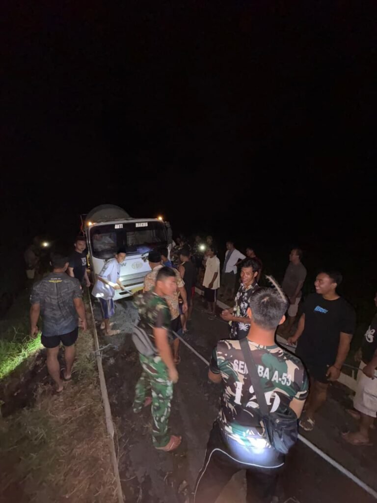 Suasana sore hingga malam hari di Dusun Sukomaju B, Desa Lebakharjo, Kecamatan Ampelgading, Kabupaten Malang, tampak begitu hidup dan penuh semangat