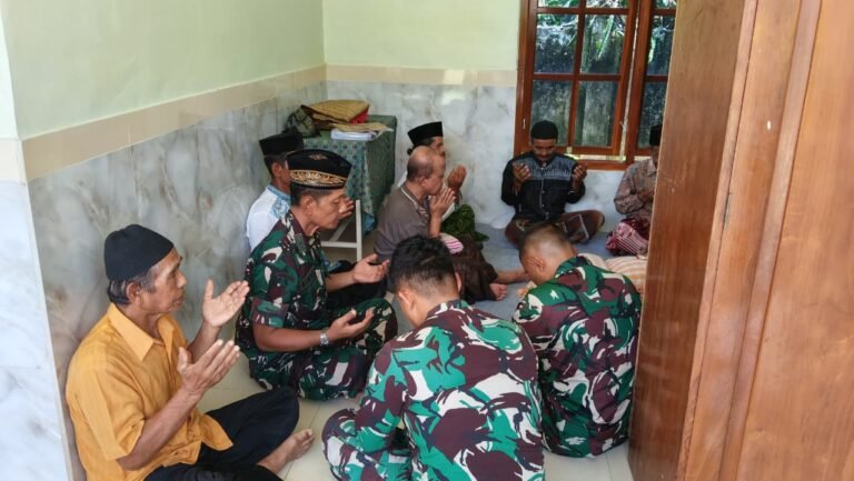 Sebanyak 7 orang menghatam Al Quran dalam rangka memasuki rumah baru. Tradisi ini di pimpin Pabintal Korem 083/Baladhika Jaya