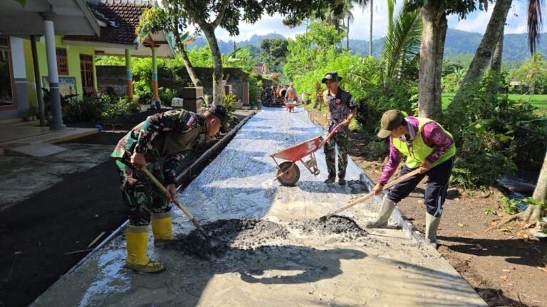 Anggota Satuan Tugas (Satgas) TNI Manunggal Membangun Desa (TMMD) ke-126 Kodim 0818/Malang-Batu, khususnya dari Yonzipur 5/Abw, saat mereka bersama-sama masyarakat Dusun Kerajan 1A, Desa Lebakharjo, Kecamatan Ampelgading, memulai pengecoran rabat beton