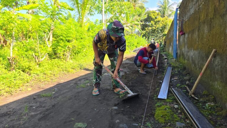 Anggota Satuan Tugas (Satgas) TNI Manunggal Membangun Desa (TMMD) ke-126 Kodim 0818/Malang-Batu dari Yonzipur 5/Abw terlihat bahu-membahu bersama warga setempat