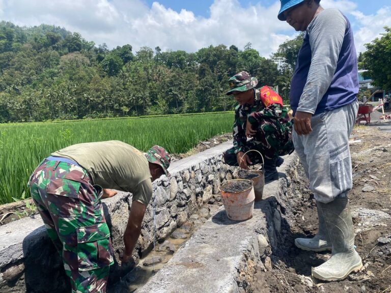 Semangat gotong royong dan kepedulian sosial terpancar jelas Satuan Tugas (Satgas) TNI Manunggal Membangun Desa (TMMD) Ke-126 Kodim 0818/Malang-Batu dari kesatuan Armed 8/Udhata Yudha