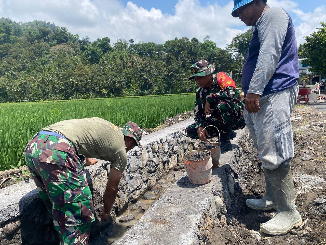 Semangat gotong royong dan kepedulian sosial terpancar jelas Satuan Tugas (Satgas) TNI Manunggal Membangun Desa (TMMD) Ke-126 Kodim 0818/Malang-Batu dari kesatuan Armed 8/Udhata Yudha