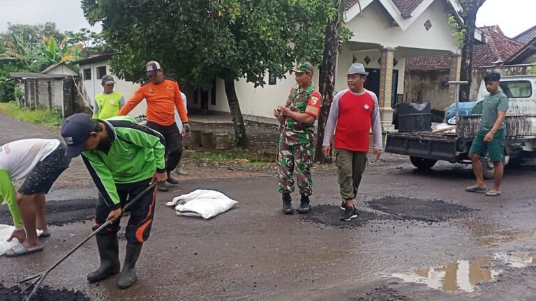 Babinsa Koramil 0825/09 Tegaldlimo, Gotong Royong Warga Ringing Anom Sukses Uruk Jalan Berlubang dengan Aspal Kebo