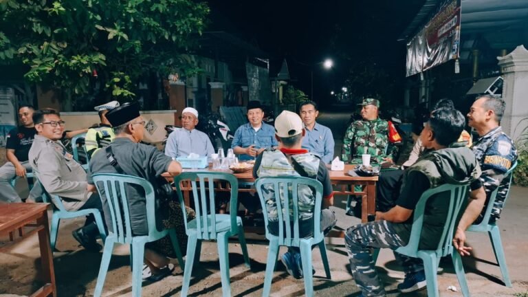 Tingkatkan Keamanan, Babinsa Koramil Rogojampi Melaksanakan Satkamling Di Desa Sukojati