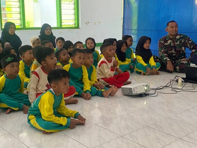 Anak-Anak RA Raudlotul Athfal Antusias Ikuti Sosialisasi Rambu Lalu Lintas Kolaborasi TMMD 126 Lebakharjo dan Dinas Perhubungan