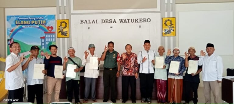 Babinsa Koramil 0825/15 Wongsorejo Dampingi Penyerahan Sertifikat tanah Program Tora