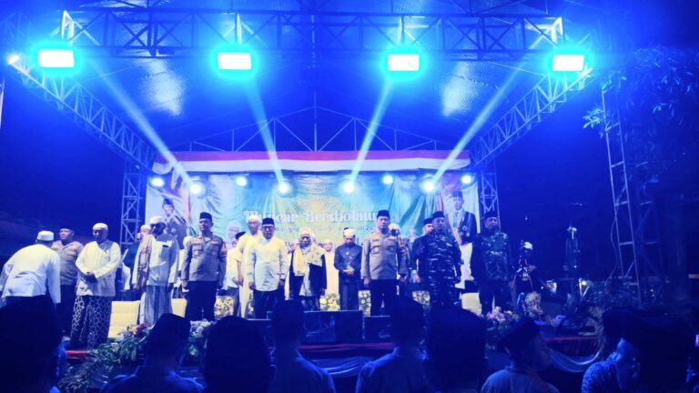 Sinergi TNI-Polri dan Masyarakat Warnai Pengajian Sholawatan Hari Santri Nasional 2025 di Muncar