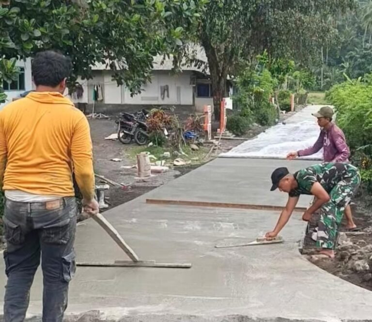 Semangat gotong royong antara Satgas TMMD ke-126 dan masyarakat Dusun Krajan 1A terus mengalir dalam pengerjaan rabat beton