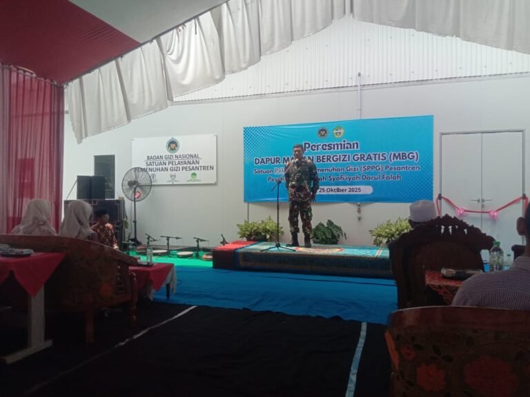 Danramil 0825/18 Purwoharjo, Hadiri Peresmian Dapur Makan Bergizi Gratis (MBG) di Ponpes Syafi’iyah Darul Falah Purwoharjo, Perkuat Gizi Santri dan Gerakkan Ekonomi Lokal