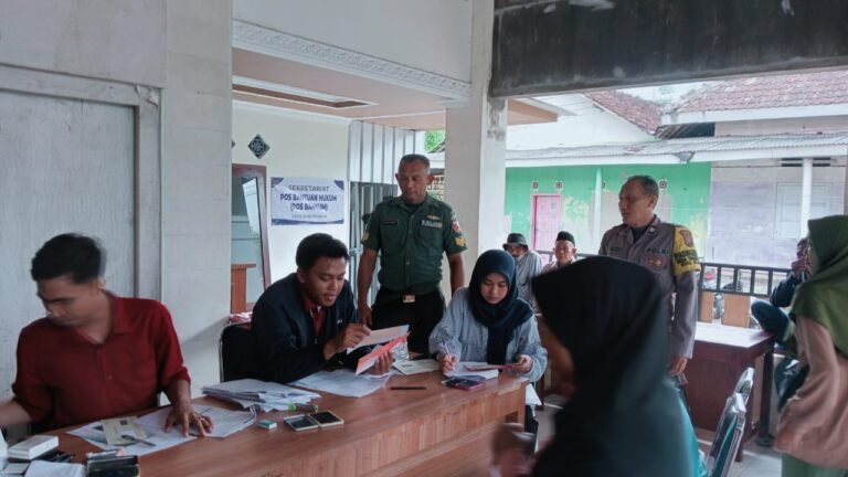 Babinsa Koramil 0825/03 Glagah Kawal Penyaluran Kartu Bansos BNI di Delapan Desa dan Dua Kelurahan Secara Serentak